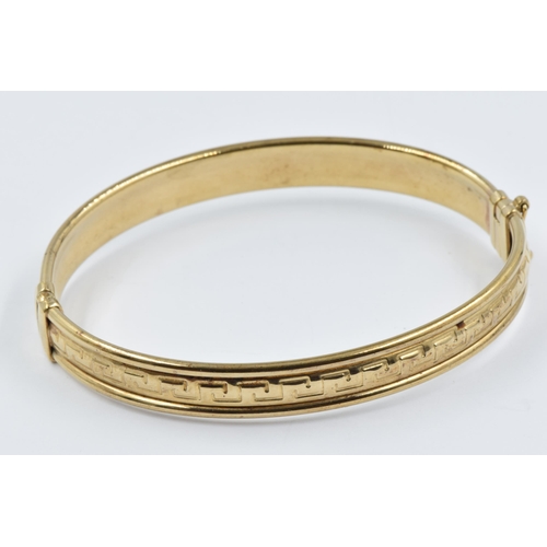 913 - 9ct Gold rigid bangle with cast decoration