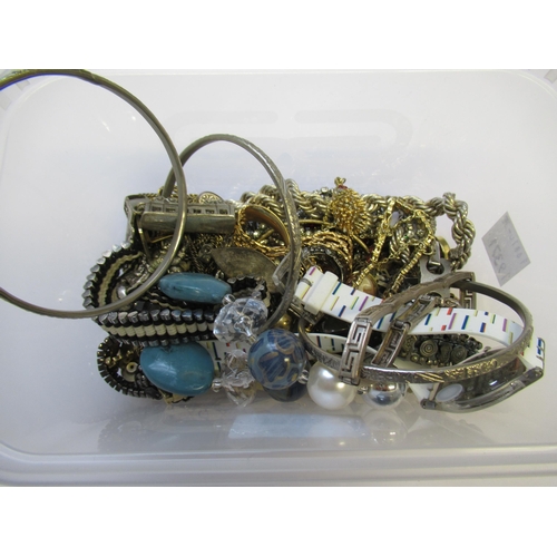 Quantity of various costume jewellery, including brooches and necklaces