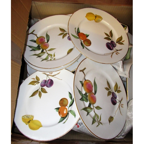 553 - An extensive collection of Royal Worcester Evesham pattern tableware and Royal crested china