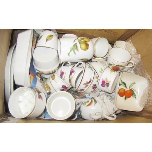 553 - An extensive collection of Royal Worcester Evesham pattern tableware and Royal crested china