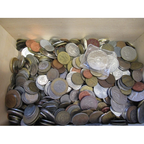 915 - Box containing a quantity of various World coinage