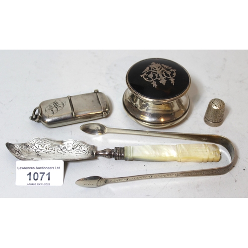 1071 - Silver and tortoiseshell trinket box, pair of sugar tongs, thimble, vesta case/ sovereign case and a... 