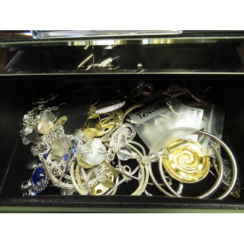 1237 - Mirrored jewellery cabinet containing a quantity of various costume jewellery