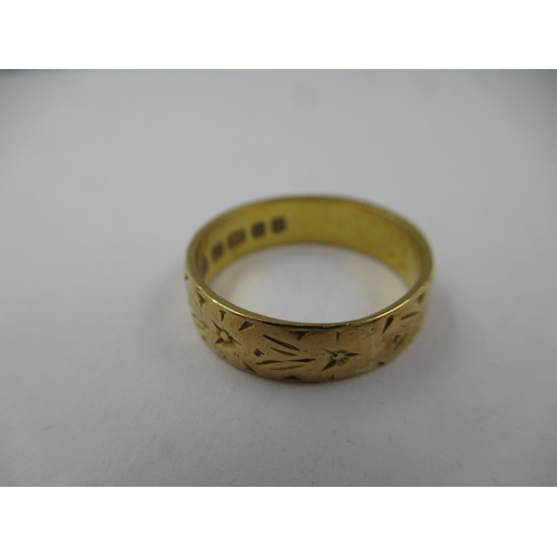 1255 - 22ct Gold wedding band with engraved decoration, 4gms, size 'L'