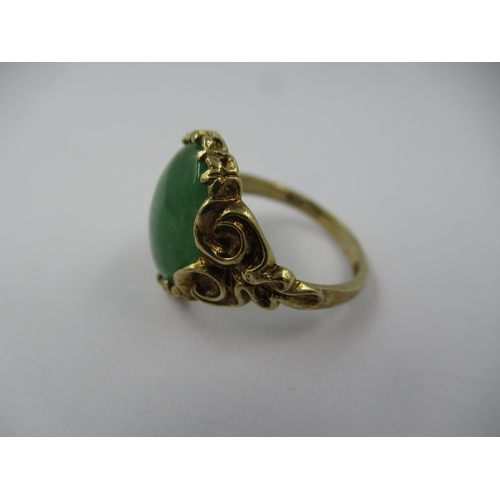 1421 - 9ct Gold oval green jade set ring, size 'M'