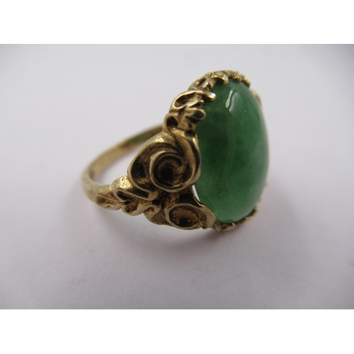 1421 - 9ct Gold oval green jade set ring, size 'M'