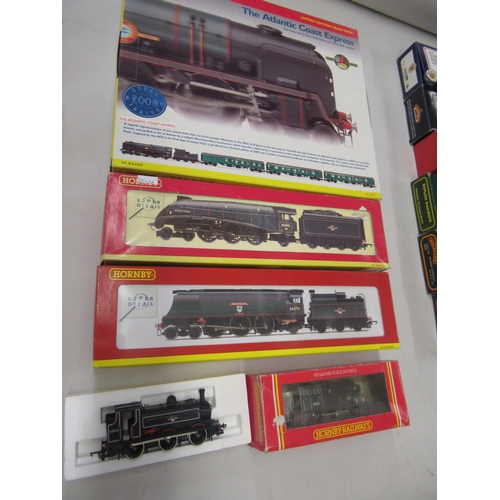 402 - Hornby 00 gauge Atlantic Coast Express set in original box, together with two other Hornby locomotiv... 