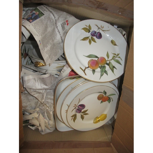 582 - An extensive collection of Royal Worcester Evesham pattern tableware and Royal crested china