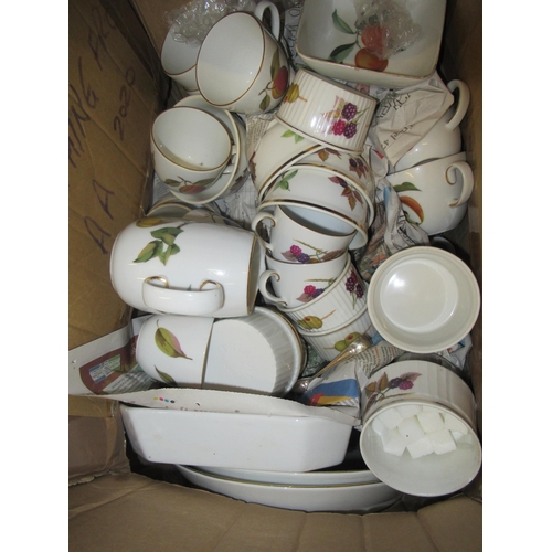 582 - An extensive collection of Royal Worcester Evesham pattern tableware and Royal crested china