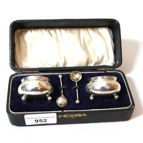 952 - Pair of Birmingham silver circular salts with matching spoons in fitted case (lacking liners)