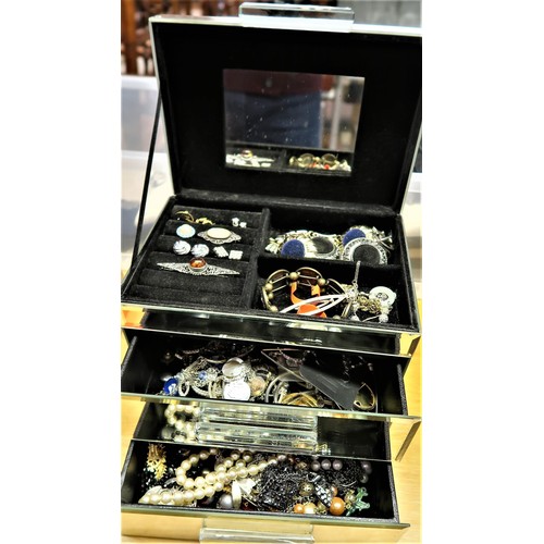 1237 - Mirrored jewellery cabinet containing a quantity of various costume jewellery