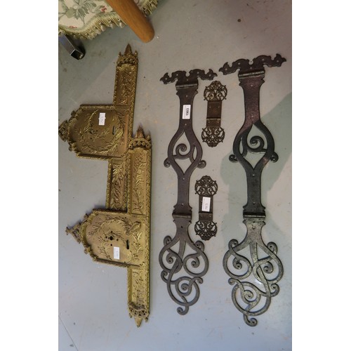 1903 - Pair of antique steel door hinges, together with a pair of ornate brass door plates