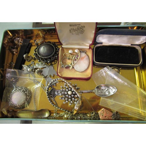 1326 - Tin containing a collection of various jewellery including two 9ct gold bar brooches (at fault), pai... 