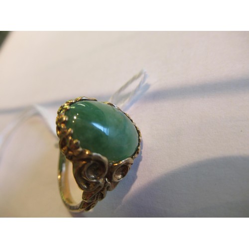 1421 - 9ct Gold oval green jade set ring, size 'M'