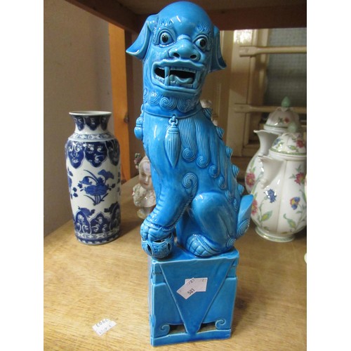 581 - Chinese turquoise dog of foe figure, Chinese blue and white decorated vase, small Chinese bowl decor... 