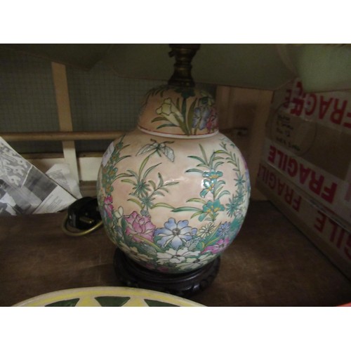 501 - Modern oriental porcelain table lamp, together with a small quantity of various decorative plates