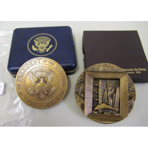 112 - Bronze medallion in the form of the seal of the President of the United States, facsimile signature ... 