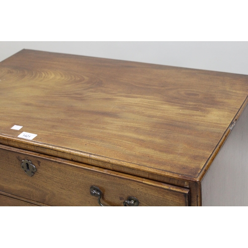 1421 - George III mahogany kneehole desk, the moulded caddy top above seven drawers and centre cupboard, ra... 