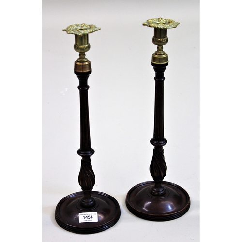 1454 - Pair of mid 20th Century mahogany turned tapered and reeded candlesticks, with brass sconces, in Geo... 