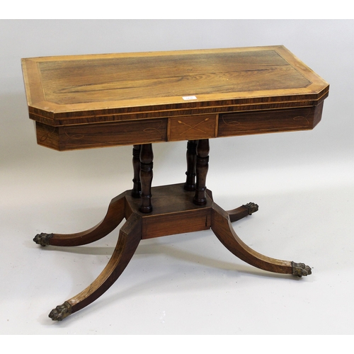 1476 - Regency rosewood and satinwood crossbanded fold-over card table on a cluster column support, with sa... 