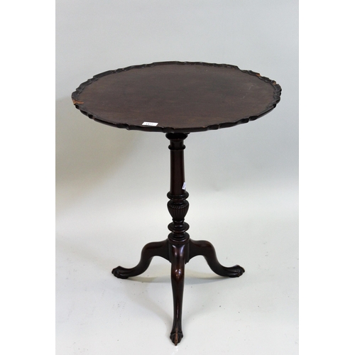 1477 - Mahogany pedestal table in George III style with a shaped piecrust top, (with damages)