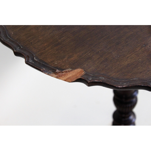 1477 - Mahogany pedestal table in George III style with a shaped piecrust top, (with damages)