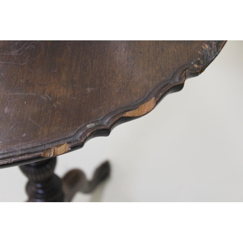 1477 - Mahogany pedestal table in George III style with a shaped piecrust top, (with damages)