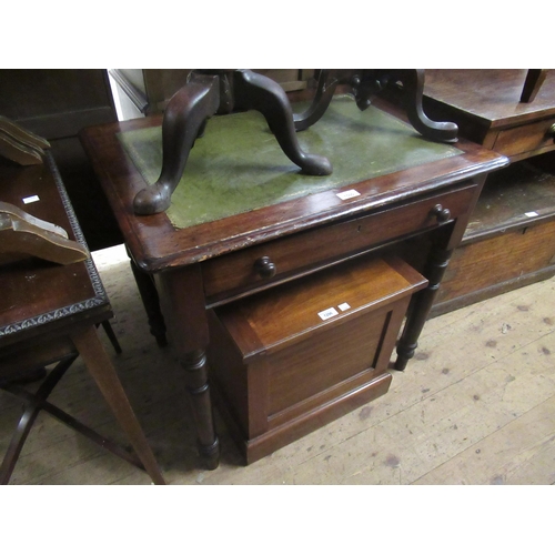 1500 - Small Victorian mahogany and pine leather inset writing table with a single frieze drawer, raised on... 