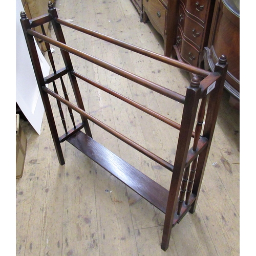 1517 - Arts and Crafts oak towel rail with spindle turned side supports