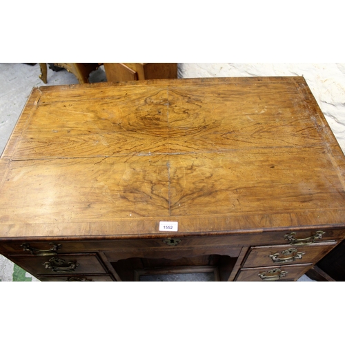 1552 - 18th Century walnut and crossbanded kneehole desk, with a single long drawer and six small drawers a... 