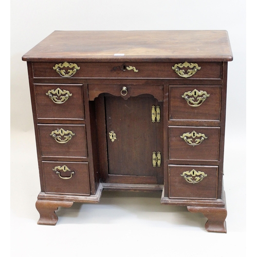 1553 - George III mahogany kneehole desk, the moulded top above a single long and six small drawers with cu... 