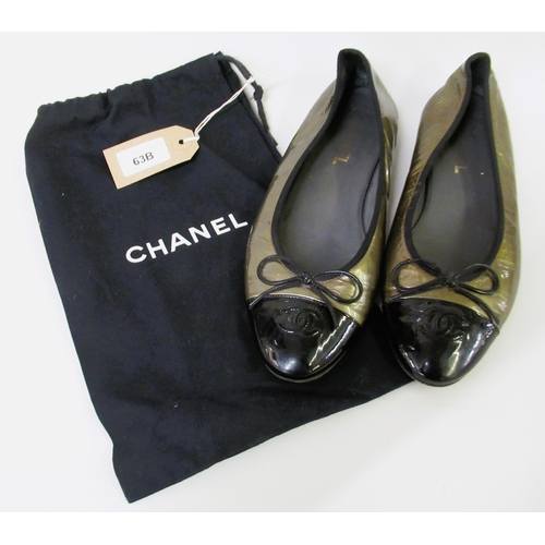 63B - Chanel, pair of green and black patent leather ballerina flats, size 40, together with one dust bag