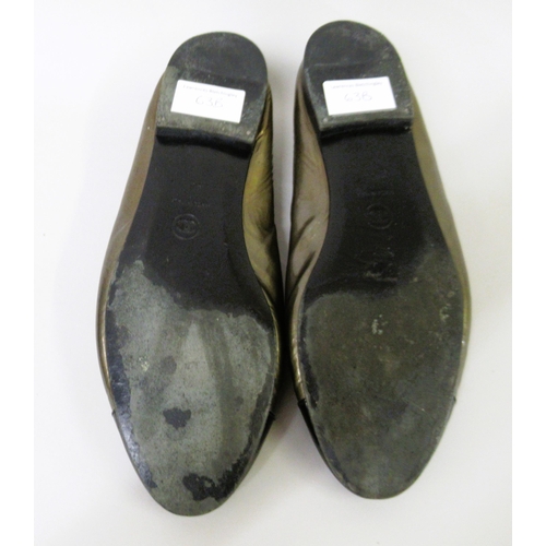 63B - Chanel, pair of green and black patent leather ballerina flats, size 40, together with one dust bag