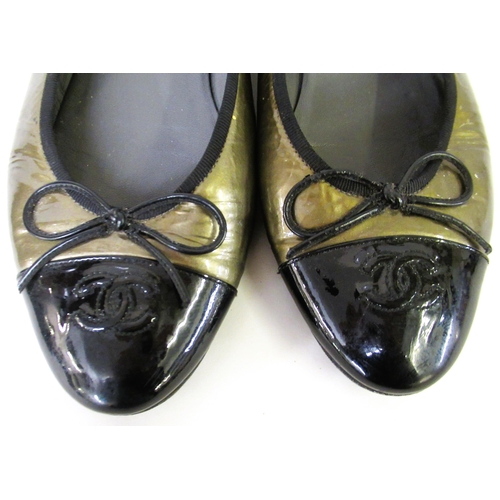 63B - Chanel, pair of green and black patent leather ballerina flats, size 40, together with one dust bag