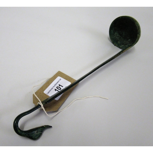 101 - Antique Greco Roman green patinated bronze ladle with swan's head handle, 26cms long