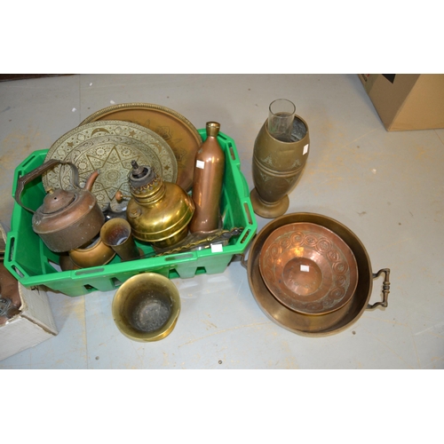 1164 - Large quantity of miscellaneous metalware to include:  copper cooking pots, two large trays, antique... 