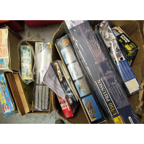 174 - Box of thirteen large scale plastic model kits by Airfix, Heller and Ravel including 1/150 scale Hel... 