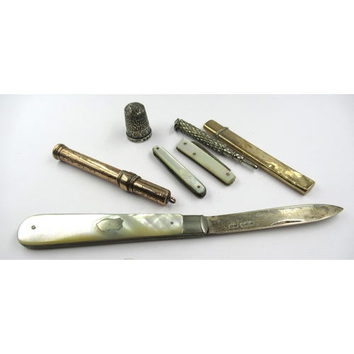 713 - Two 9ct gold cased propelling pencils, three various pocket knives, silver thimble and another prope... 