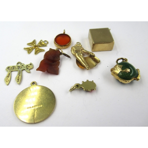 732 - Small quantity of various 9ct and other yellow metal charms including the lords prayer and a cased t... 