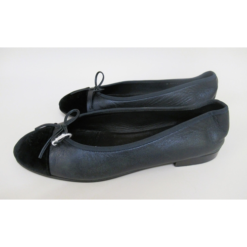 85 - Chanel, pair of black leather ballerina flats, size 39.5