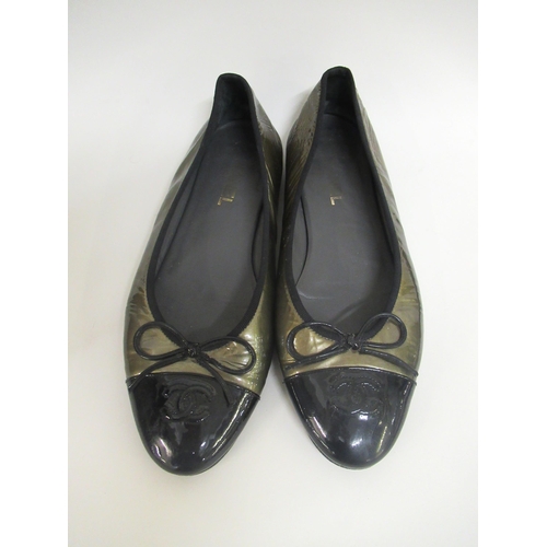 97 - Chanel, pair of green and black patent leather ballerina flats, size 40, together with one dust bag