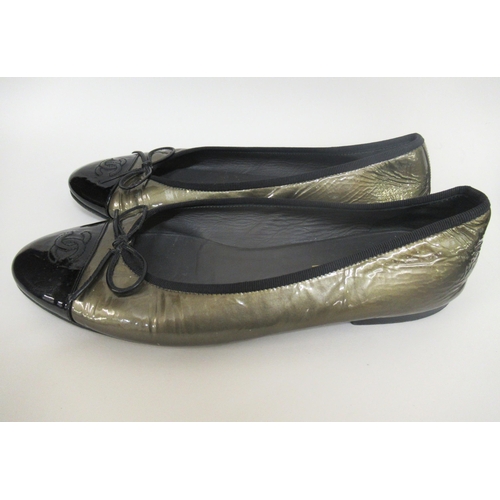 97 - Chanel, pair of green and black patent leather ballerina flats, size 40, together with one dust bag