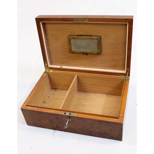 1827 - 20th Century figured walnut cigar humidor box