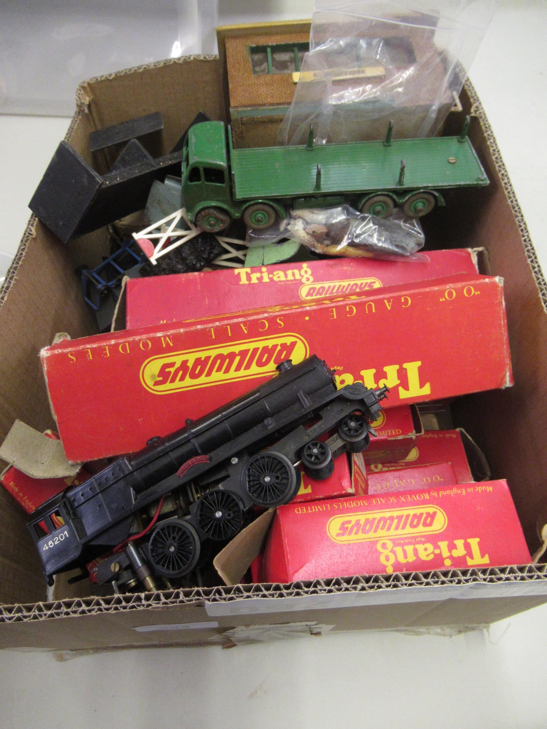 Triang Railways 00 gauge train set, including a 0-6-0 locomotive and ...