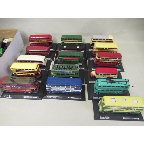 233 - Briefcase containing a collection of fifteen various modern model cars and lorries in boxes, togethe... 