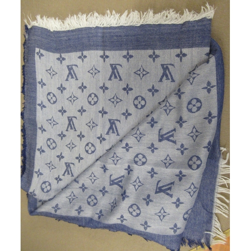 78 - Louis Vuitton Châle Monogram blue cashmere scarf