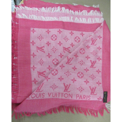 79 - Louis Vuitton Châle Monogram pink denim scarf