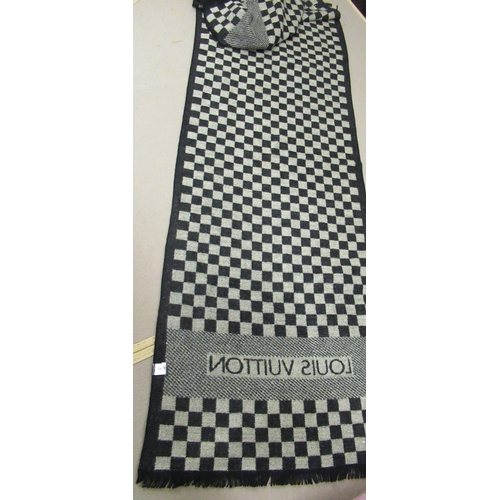 81 - Louis Vuitton checked wool scarf with fringe