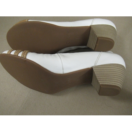 85 - Pair of ladies Gabor white leather shoes with tan trim and buckle, size 7 together with a pair of An... 