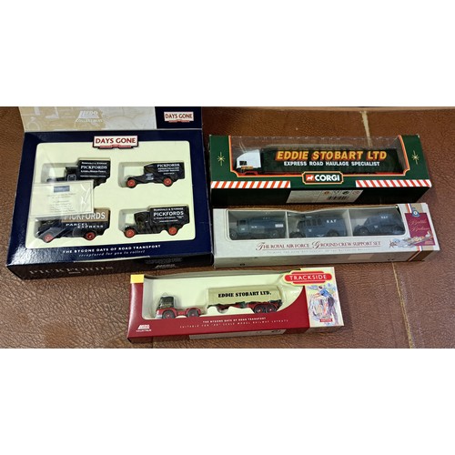 233 - Briefcase containing a collection of fifteen various modern model cars and lorries in boxes, togethe... 